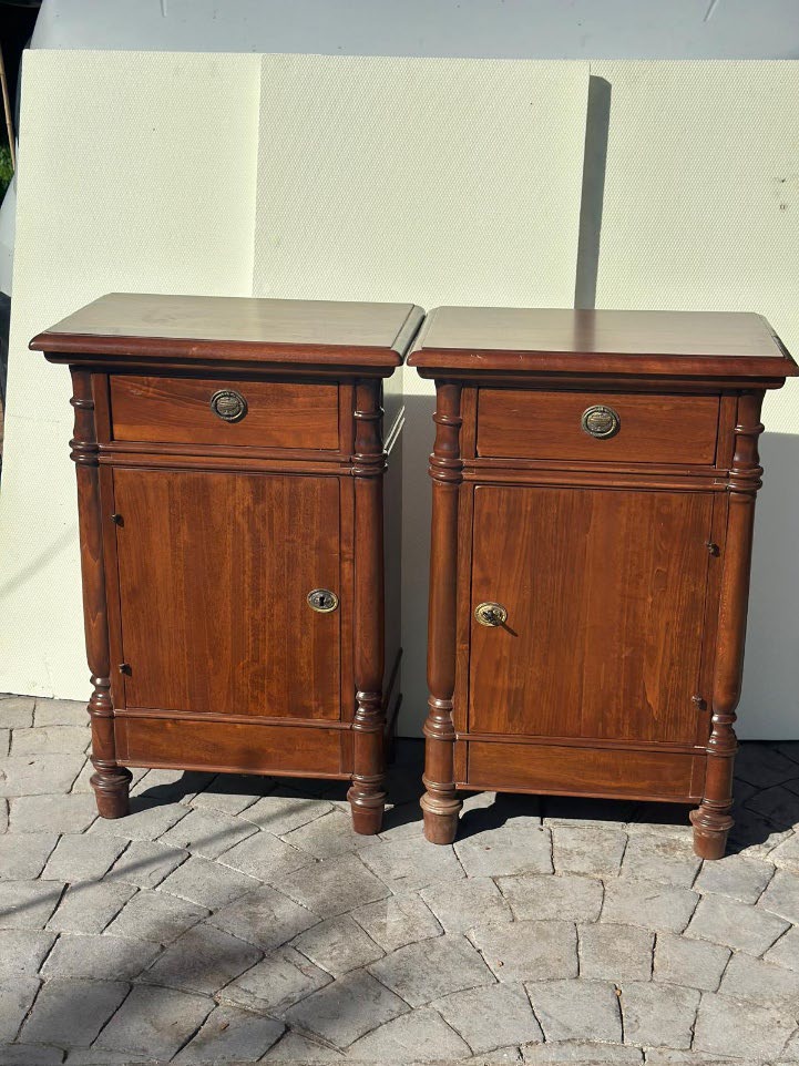 coppia-comodini-in-legno-massello-con-anta-e-cassetto